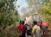 Kapolsubsektor Luyo Bersama Personel dan Satgas Karhutla Polman Padamkan Kebakaran Lahan di Batupanga