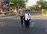 Commander Wish di Depan SDN 001 Polewali, Polisi Bantu Kelancaran Lalu Lintas dan Keselamatan Pelajar