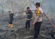Polsubsektor Mapilli Bersama Satgas Karhutla Polman dan Warga Padamkan Kebakaran Lahan di Beroangin