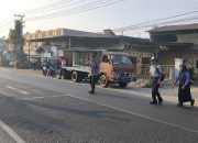 Polsek Urban Wonomulyo Atur Lalu Lintas, Bantu Pelajar Menyeberang Jalan