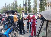 Jumat Berkah, Sat Lantas Polres Polman Berbagi dengan Masyarakat dan Sampaikan Pesan Keselamatan Berlalu Lintas