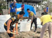 Bhabinkamtibmas Bersama TNI, Pemerintah dan Masyarakat Gotong Royong Tangani Abrasi Pantai di Desa Tammangalle