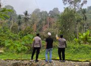 Cegah Api Meluas ke Permukiman, Polsek Polewali dan Tim Gabungan Siaga di Lokasi Kebakaran