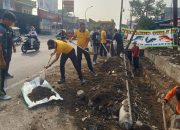 Polsek Polewali Bersama Pemerintah dan Masyarakat Gelar Kerja Bakti, Jaga Kebersihan Lingkungan